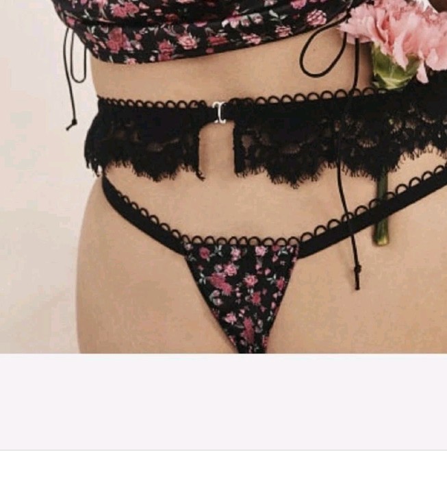 FOR LOVE & LEMONS Medium Victoria’s Secret Melrose Black Thong Panty Red Rose!