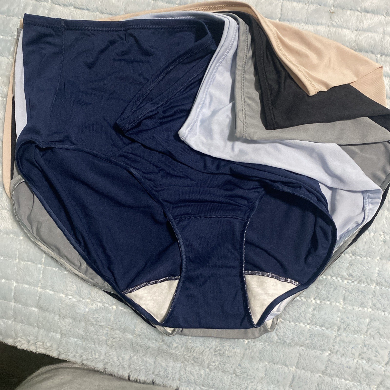 Hanes Women’s Underwear Size 8, Five Pair, NEW
