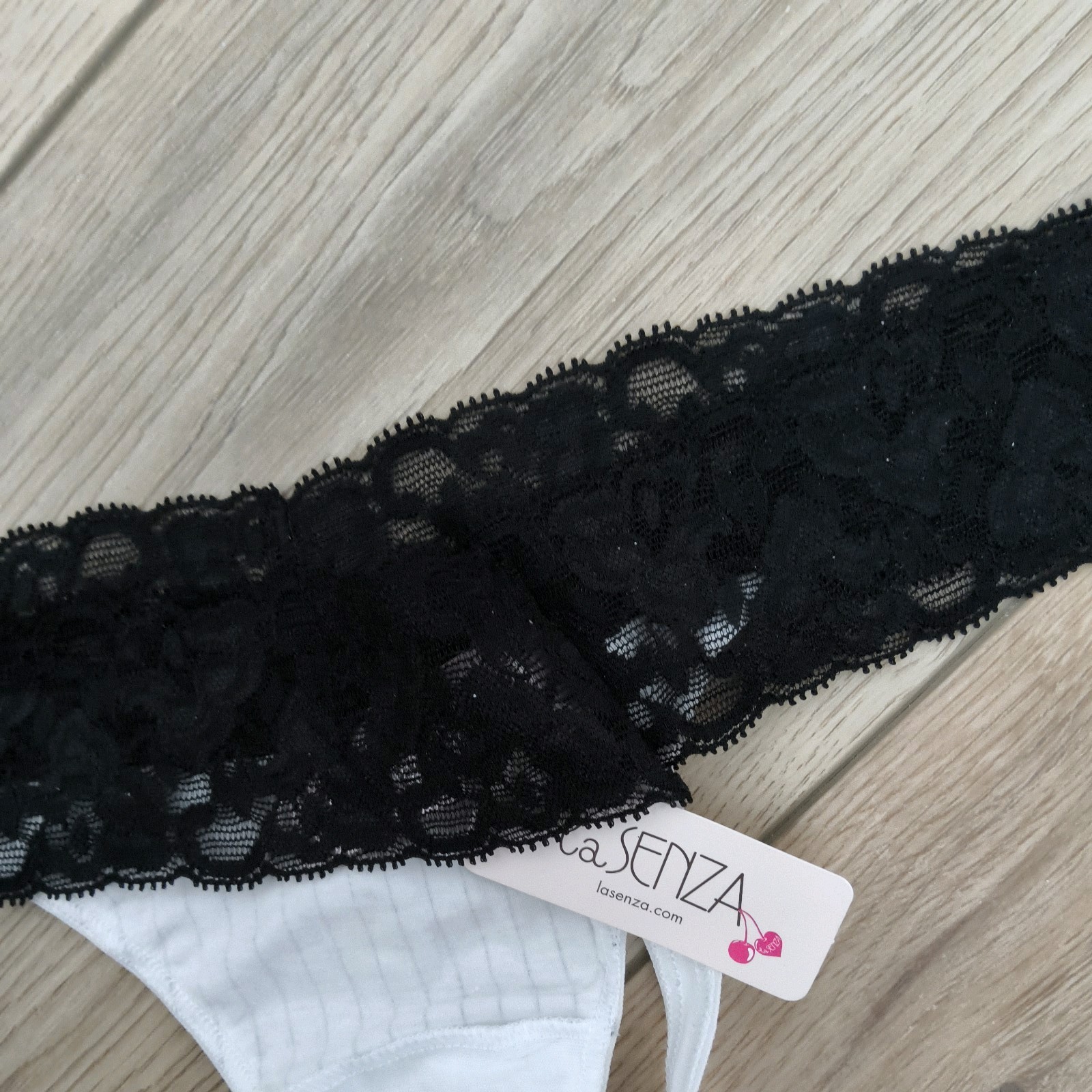 BNWT Vintage La Senza Black & White Stripe Lace Trim Thong Size Medium 8-10