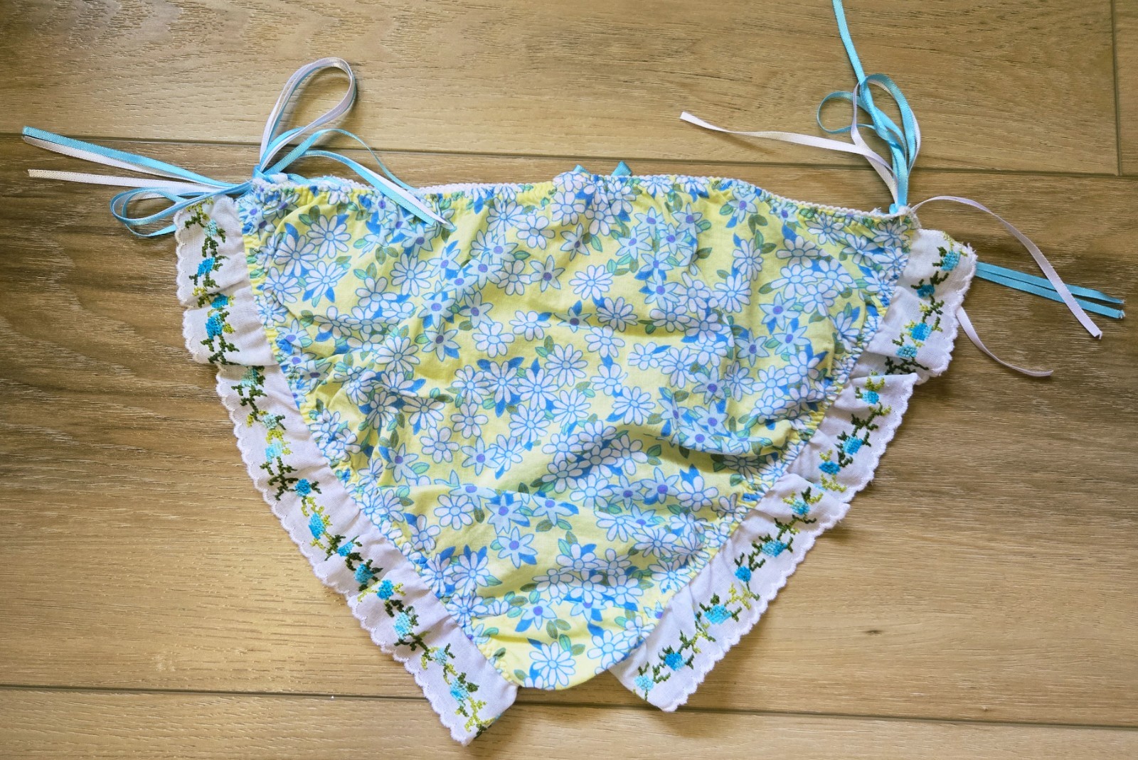 Rare Vintage Victoria’s Secret Floral Cotton Side-Tie Ruffled Bikini Panties S