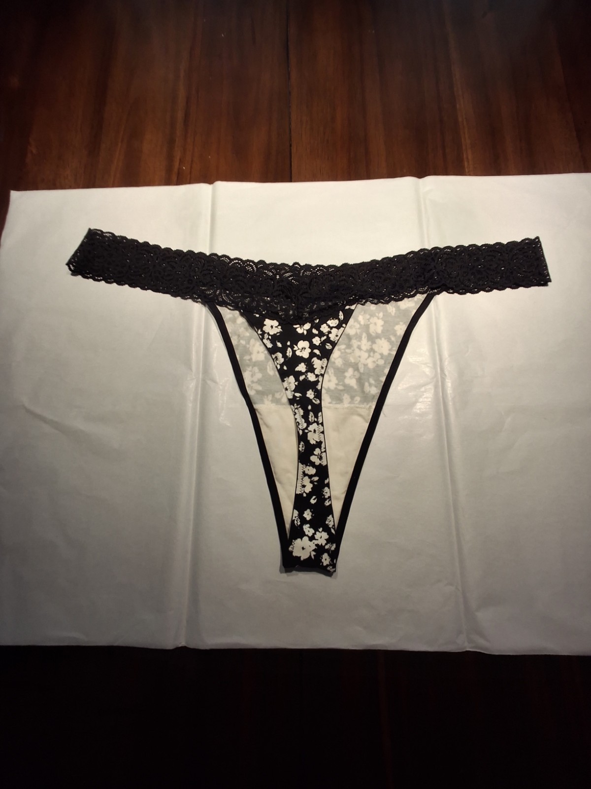 Old Navy Womens Thongs. 3 Pairs. Size 3X. Cream, Black/White Floral. Lace Trim.