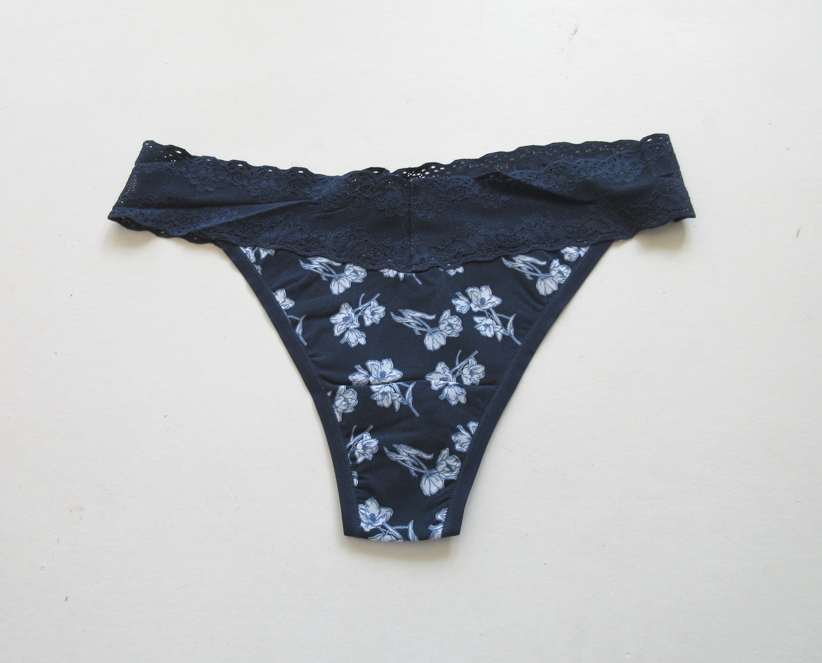 Natori Bliss Perfection One Size Thong 750092 MSRP $18.00 – $20.00 NWT