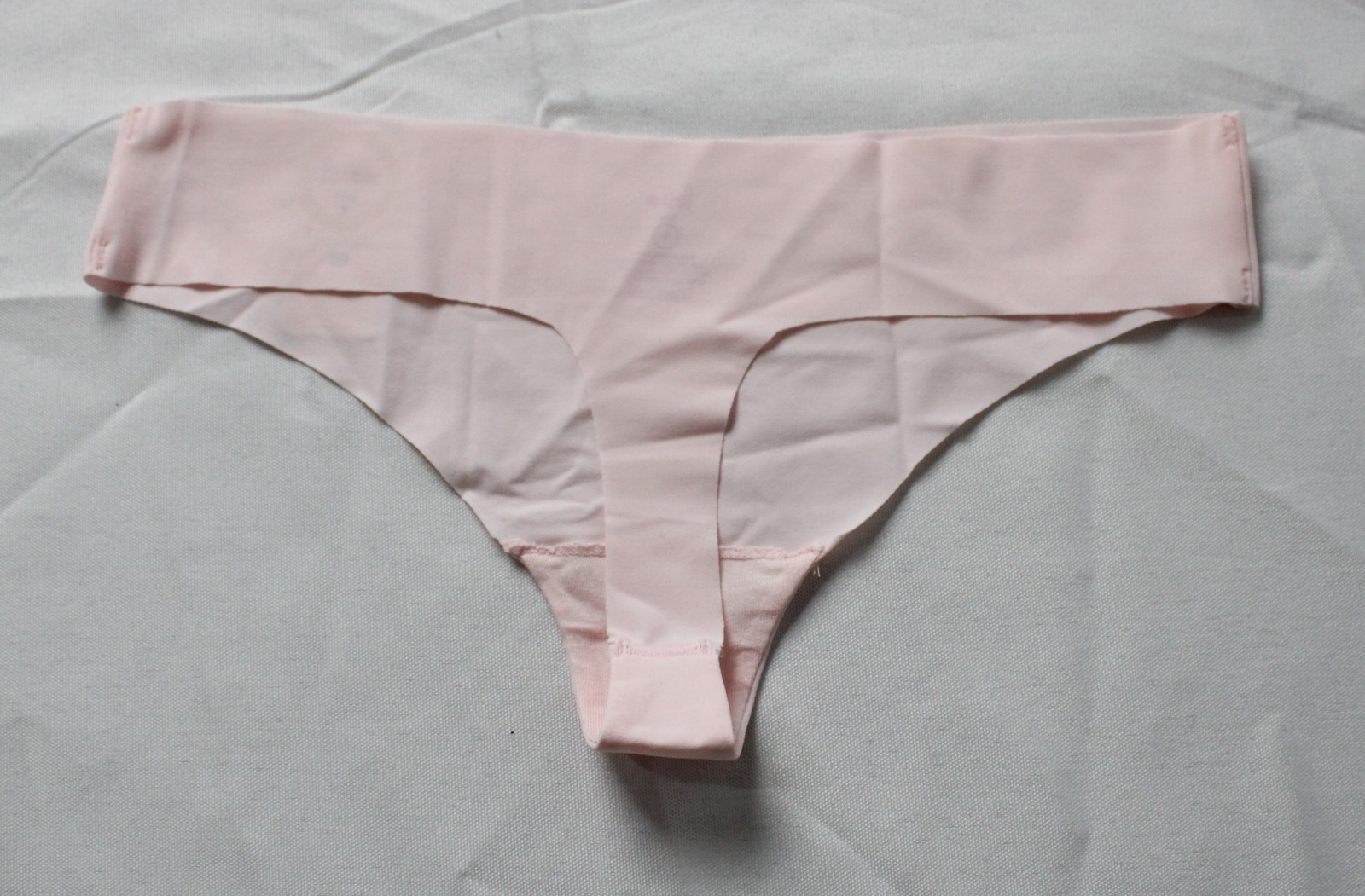 Flirtitude Women’s Solid Seamless Thong Panties AR8 Pale Pink Small NWT
