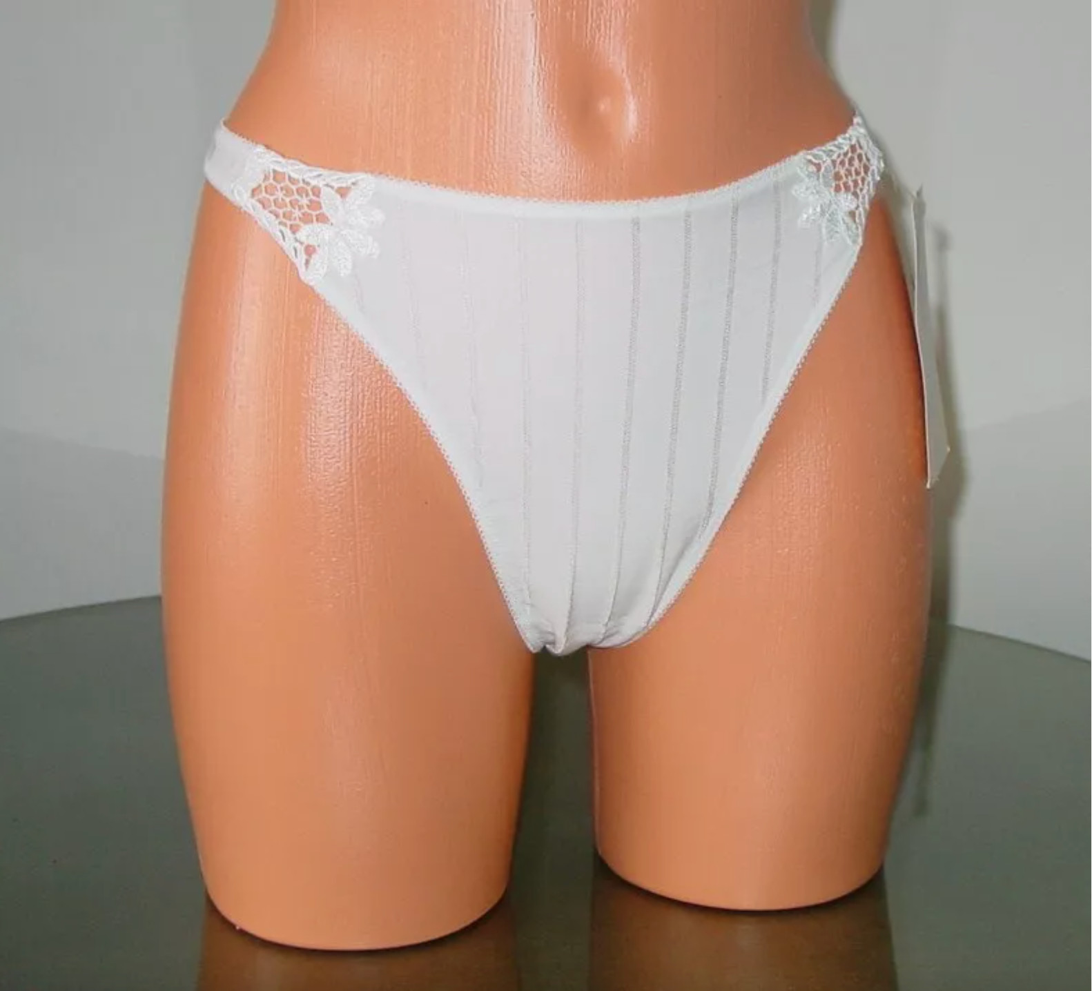 NWT 8 HUIT of France Fleur de Coton Thong, sz M Blanc