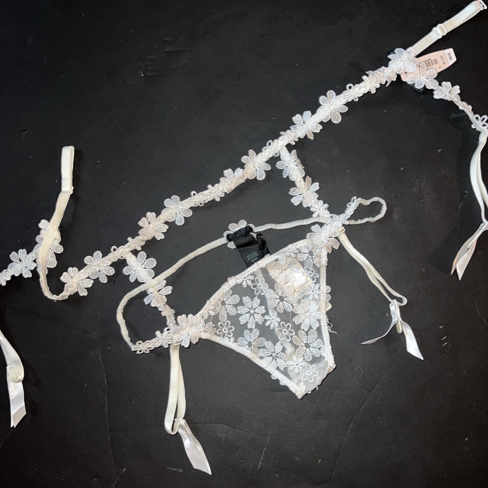 Victoria’s Secret DESIGNER COLLECTION GARTER belt+M THONG WHITE FLORAL applique
