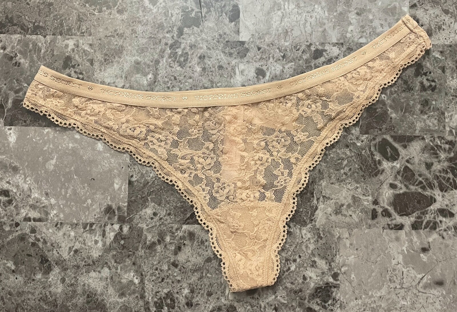 NWT VICTORIA’S SECRET S NUDE SCALLOP LACE MESH LOGO WAISTBAND RARE THONG PANTIES