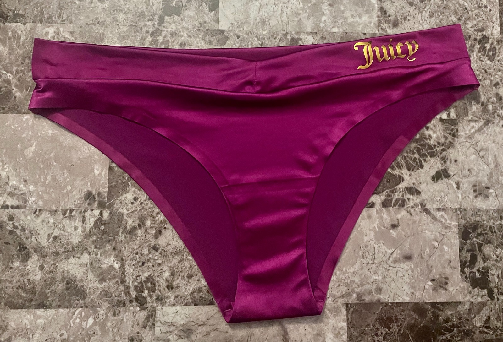 NWOT JUICY COUTURE FUSCHIA PURPLE SATIN SMOOTH GOLD LOGO NO SHOW CHEEKY PANTIES