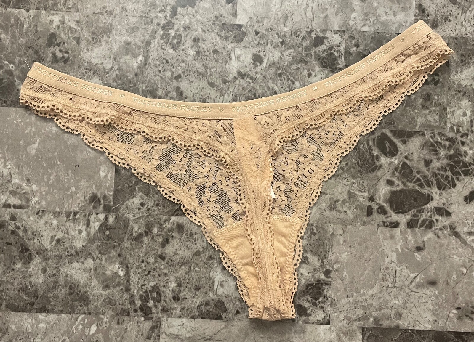 NWT VICTORIA’S SECRET S NUDE SCALLOP LACE MESH LOGO WAISTBAND RARE THONG PANTIES