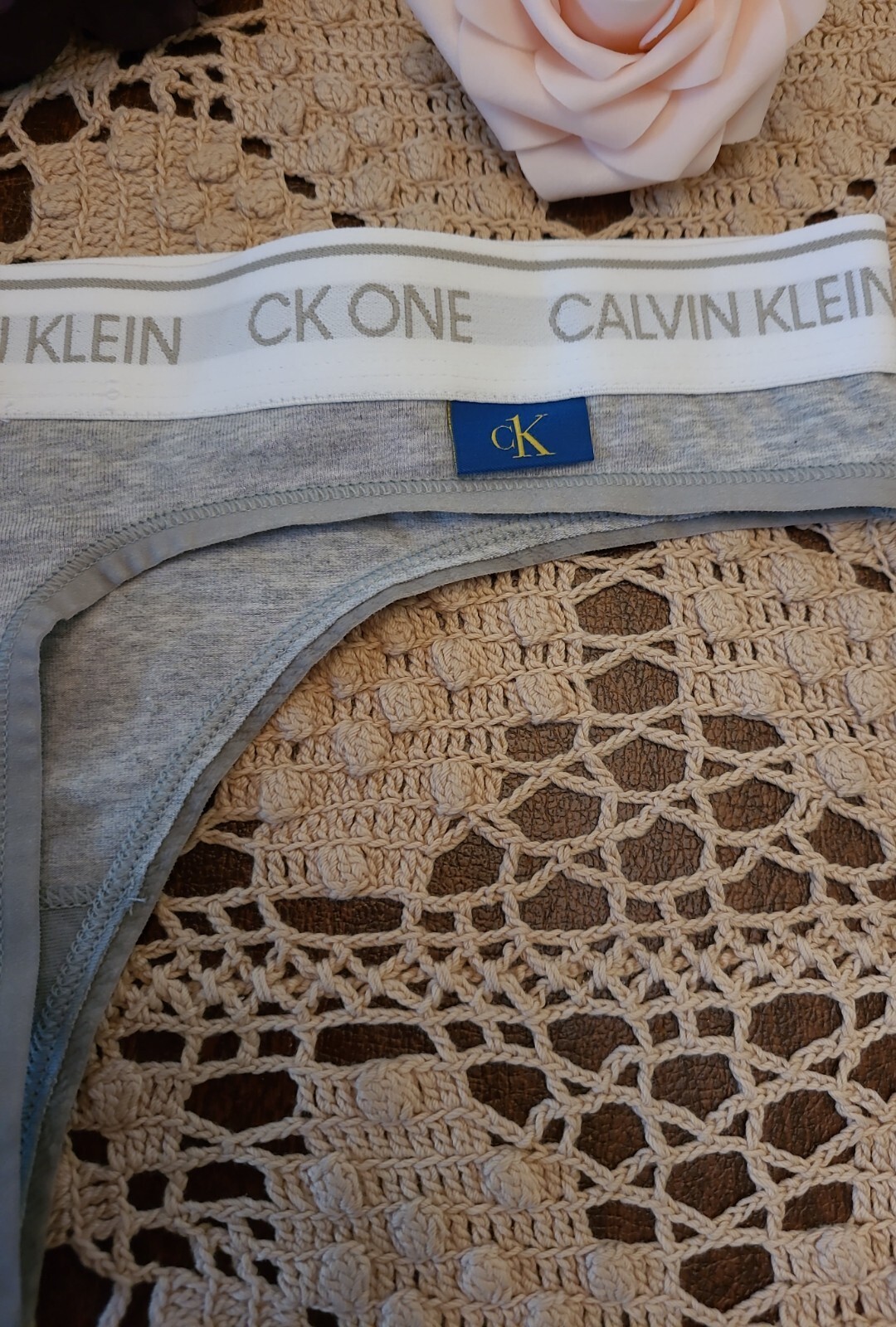 CALVIN KLEIN SIGNATURE LOGO S/5 SeXy Slinky Thong QF5733-020 NWT