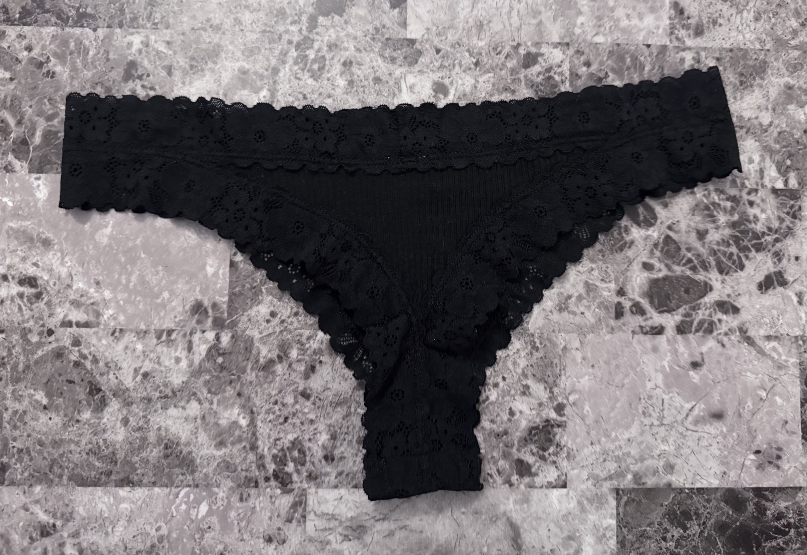 NWT AERIE AMERICAN EAGLE MEDIUM BLACK RIBBED KNIT LACE RARE CHEEKY THONG PANTIES