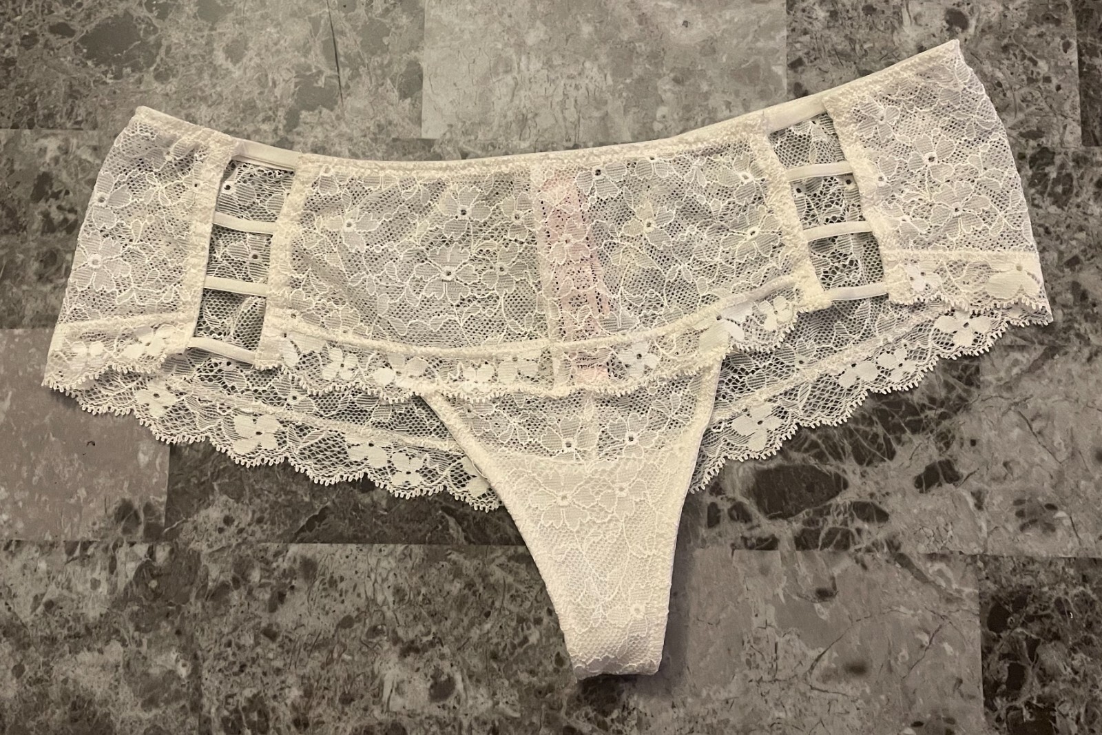 NWT VICTORIA’S SECRET DREAM ANGELS S COCONUT WHITE LACE WIDE SIDE THONG PANTIES