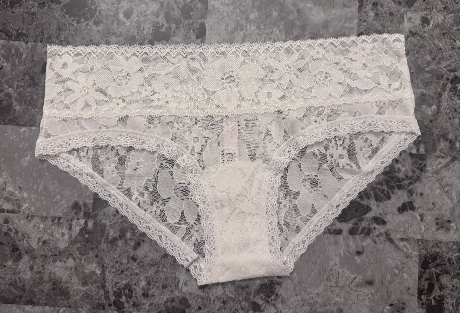 NWOT VICTORIA’S SECRET SMALL COCONUT WHITE FLORAL LACE RARE HIPHUGGER PANTIES