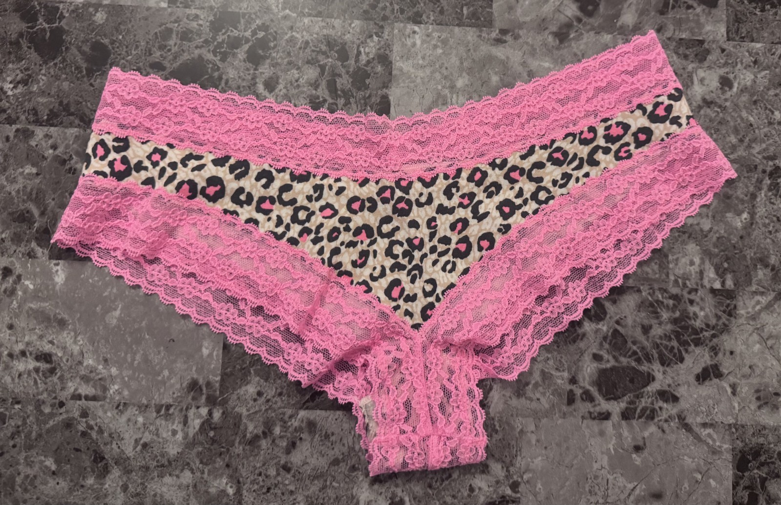 NWOT VICTORIA’S SECRET MEDIUM PINK LEOPARD CHEETAH LACE RARE CHEEKY PANTIES