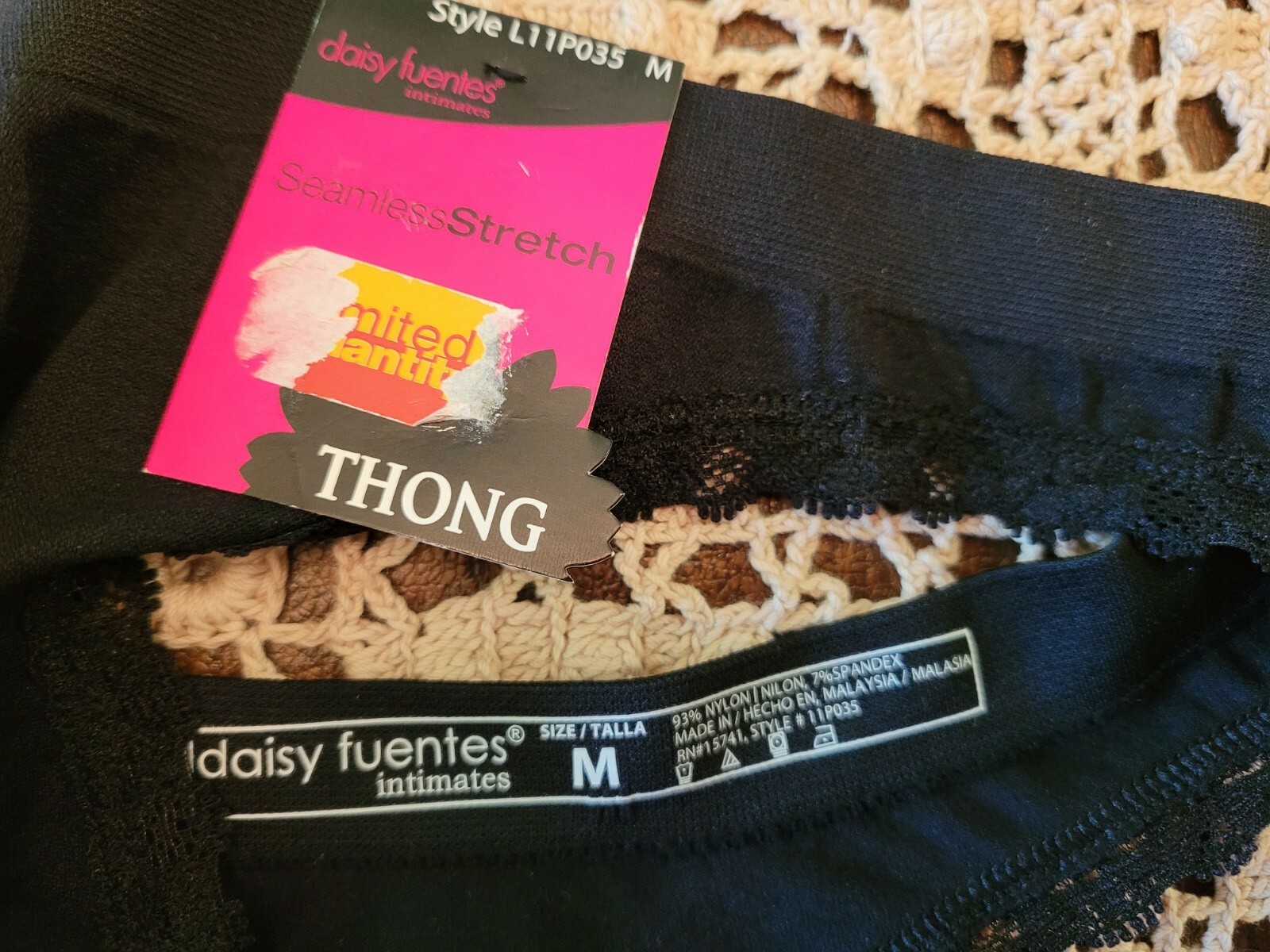L/7 DAISY FUENTES Black LACE Seamless Stretch Slinky SeXy Thong Panty L11P035