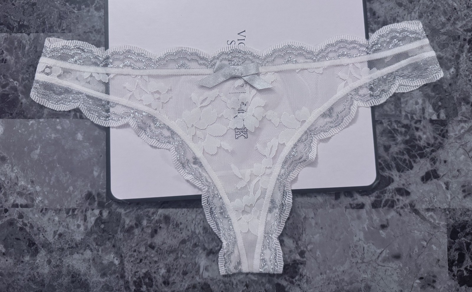 VICTORIA’S SECRET DREAM ANGELS SMALL WHITE SILVER FLORAL LACE RARE THONG PANTIES