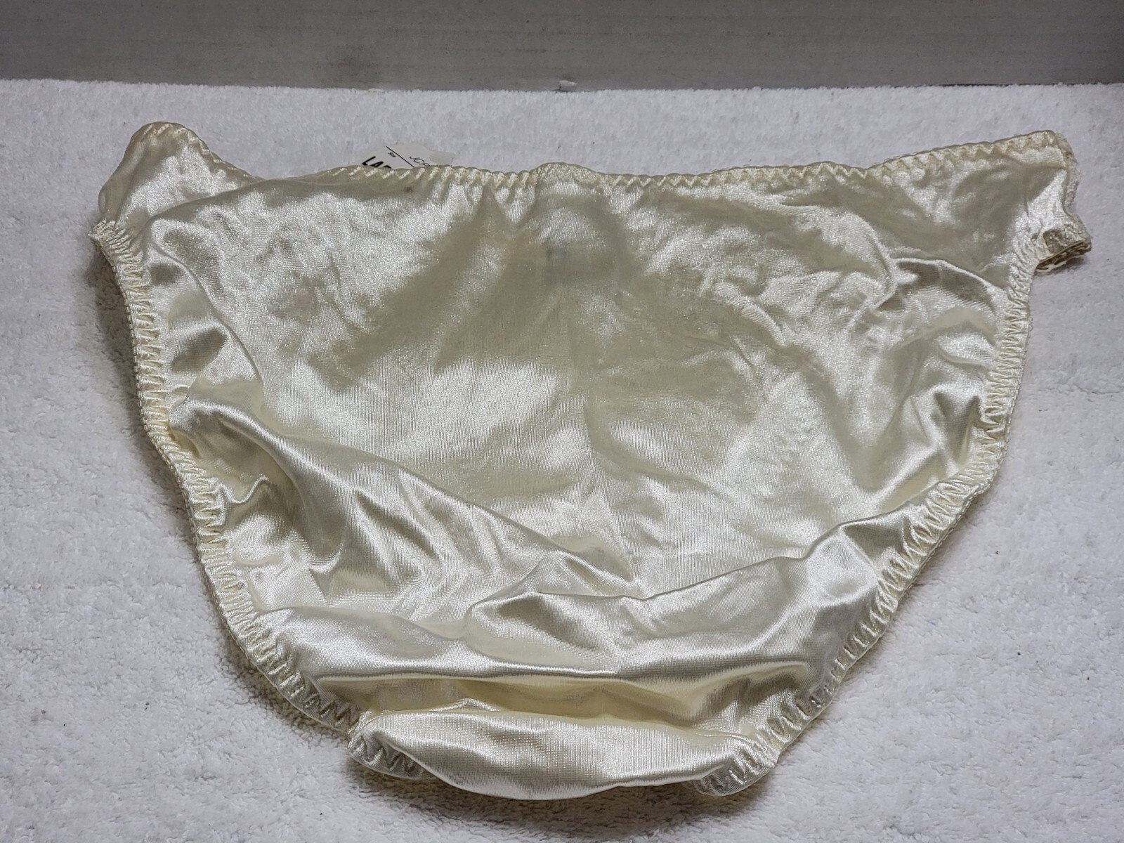 NWTS VINTAGE DELICATES SEXY IVORY SHINY LIQUID SATIN LOOK HI CUT PANTY LARGE