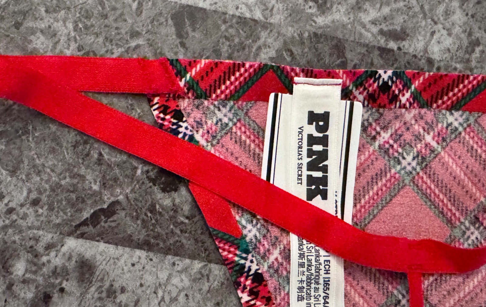 NWT VICTORIA’S SECRET PINK RED GREEN PLAID BONDED EDGE NO SHOW V STRING PANTIES