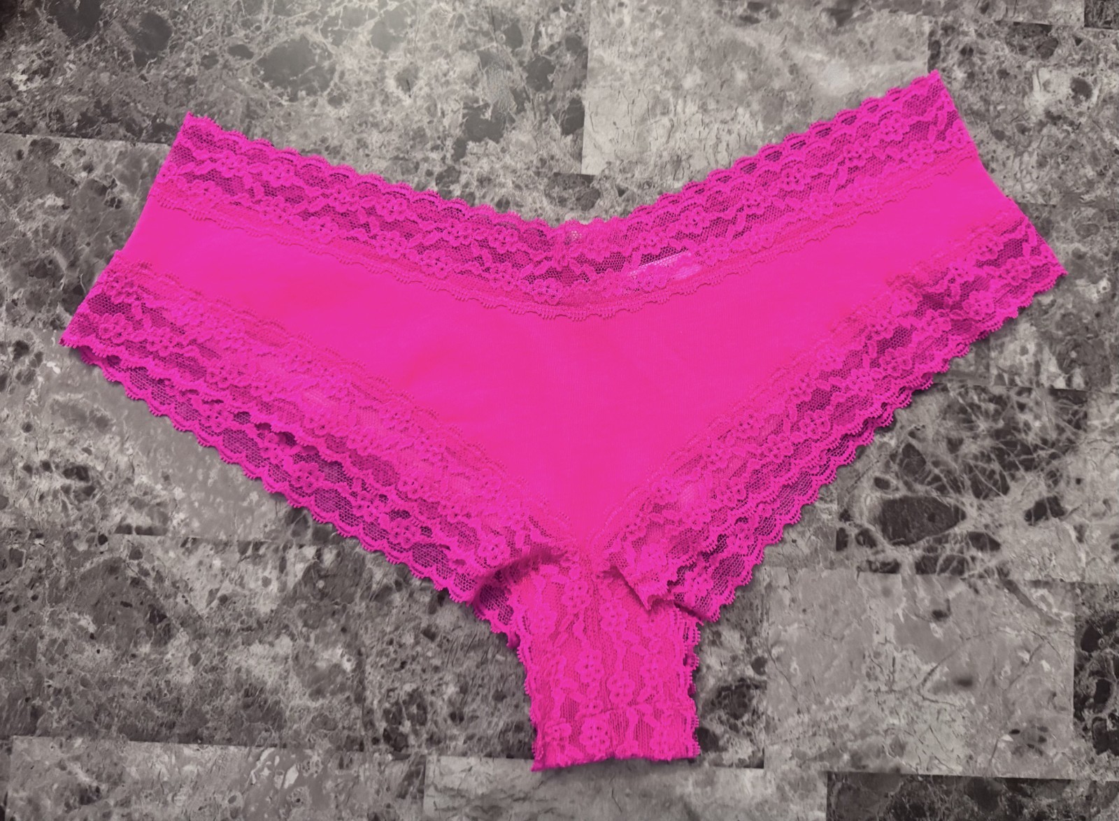 NWT VICTORIA’S SECRET M BRIGHT PINK LACE VS WHITE LOGO BACK RARE CHEEKY PANTIES