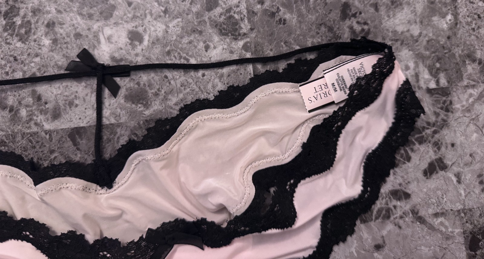 VICTORIA’S SECRET DREAM ANGELS M SMOOTH PINK LACE STRAPPY RARE CHEEKINI PANTIES