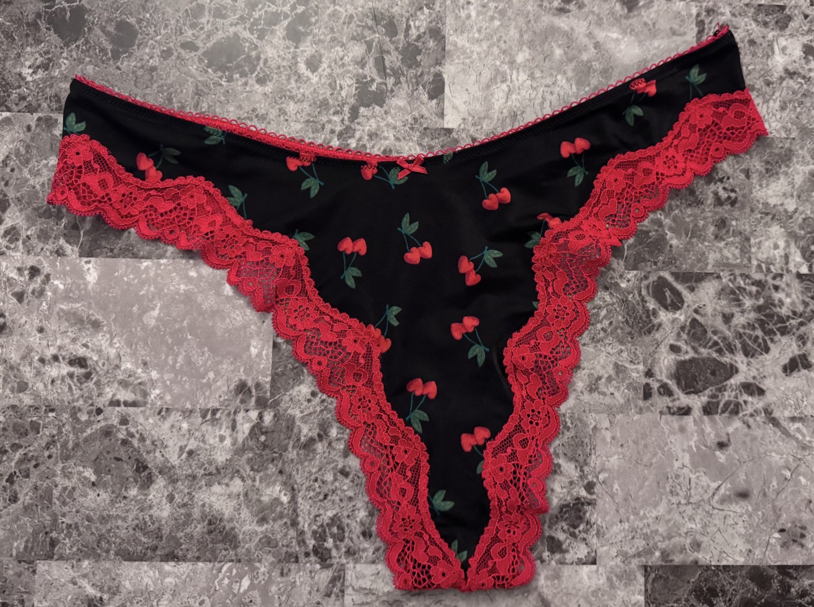 NWT VICTORIA’S SECRET TEASE L RED CHERRY HEART PRINT SMOOTH LACE THONG PANTIES