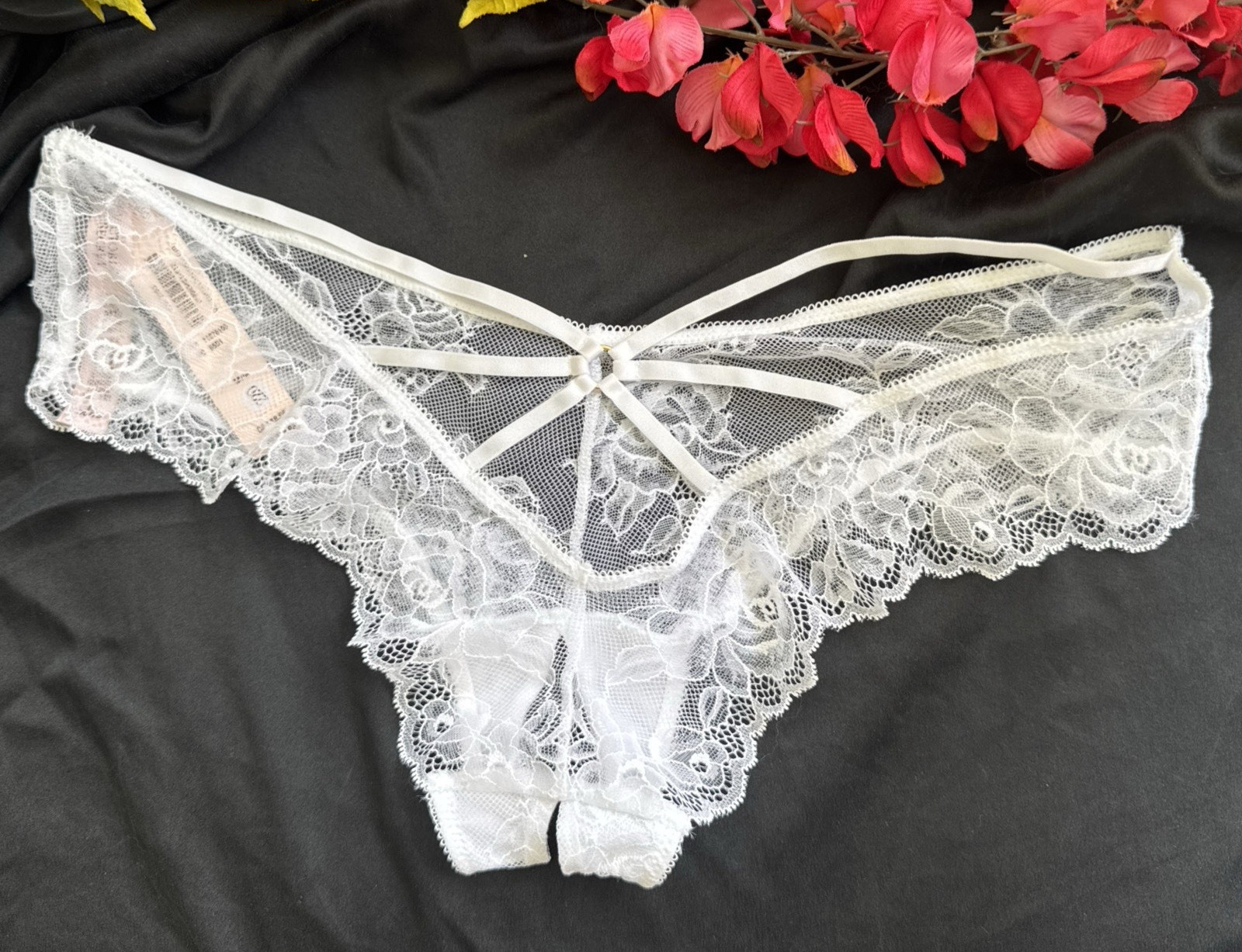 VICTORIA’S SECRET M White Lace High Leg Cheeky Crotchless Panty Open Bottom NWT