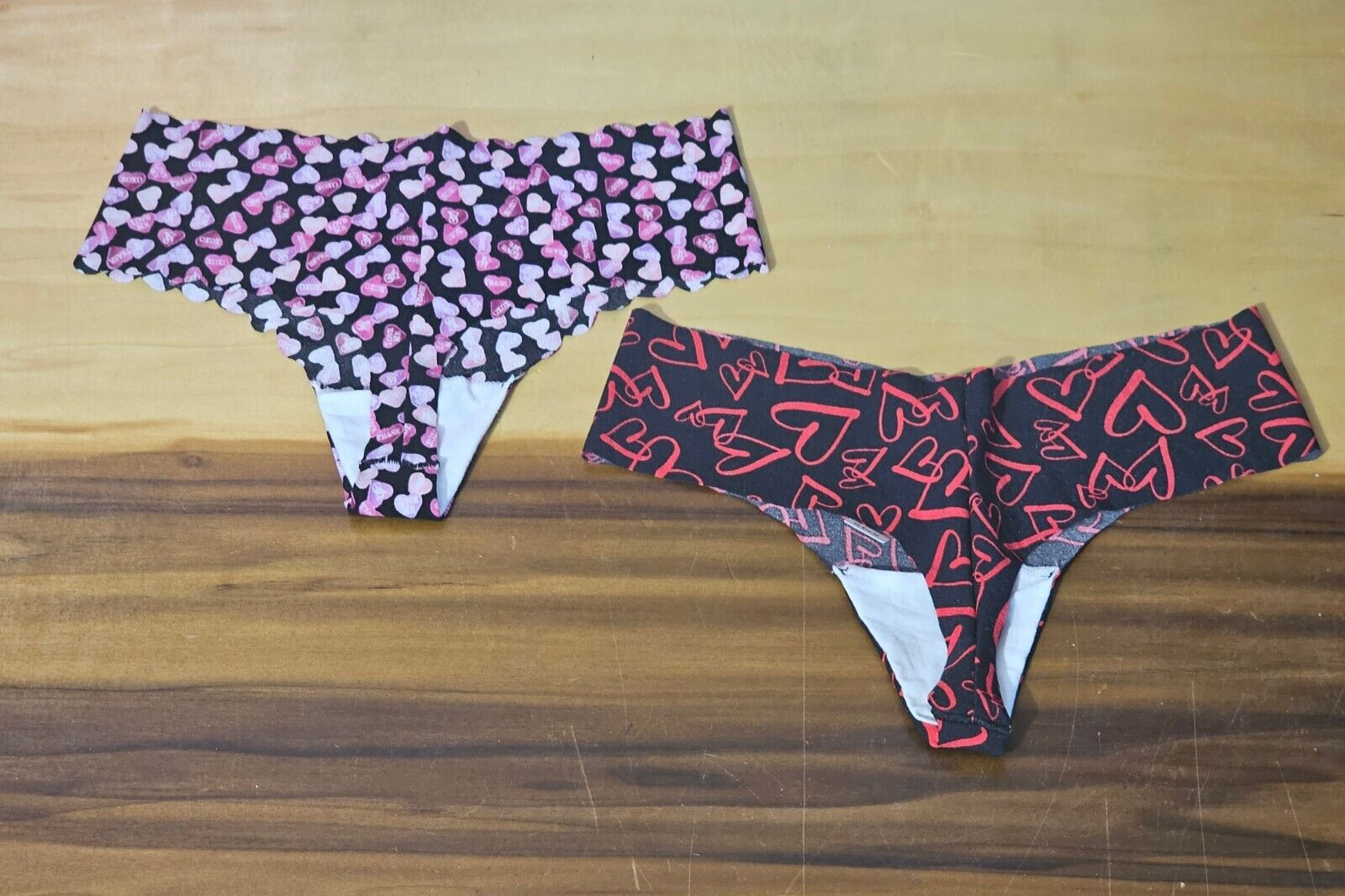 NWT 2 Victoria’s Secret No Show Thongs – Candy Hearts & Black w/ Red Hearts – S