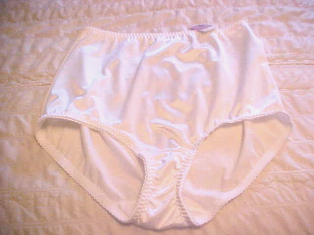 Vassarette Undershapers Light Control Brief Underwear-Ladies Size XL/8~White Ice