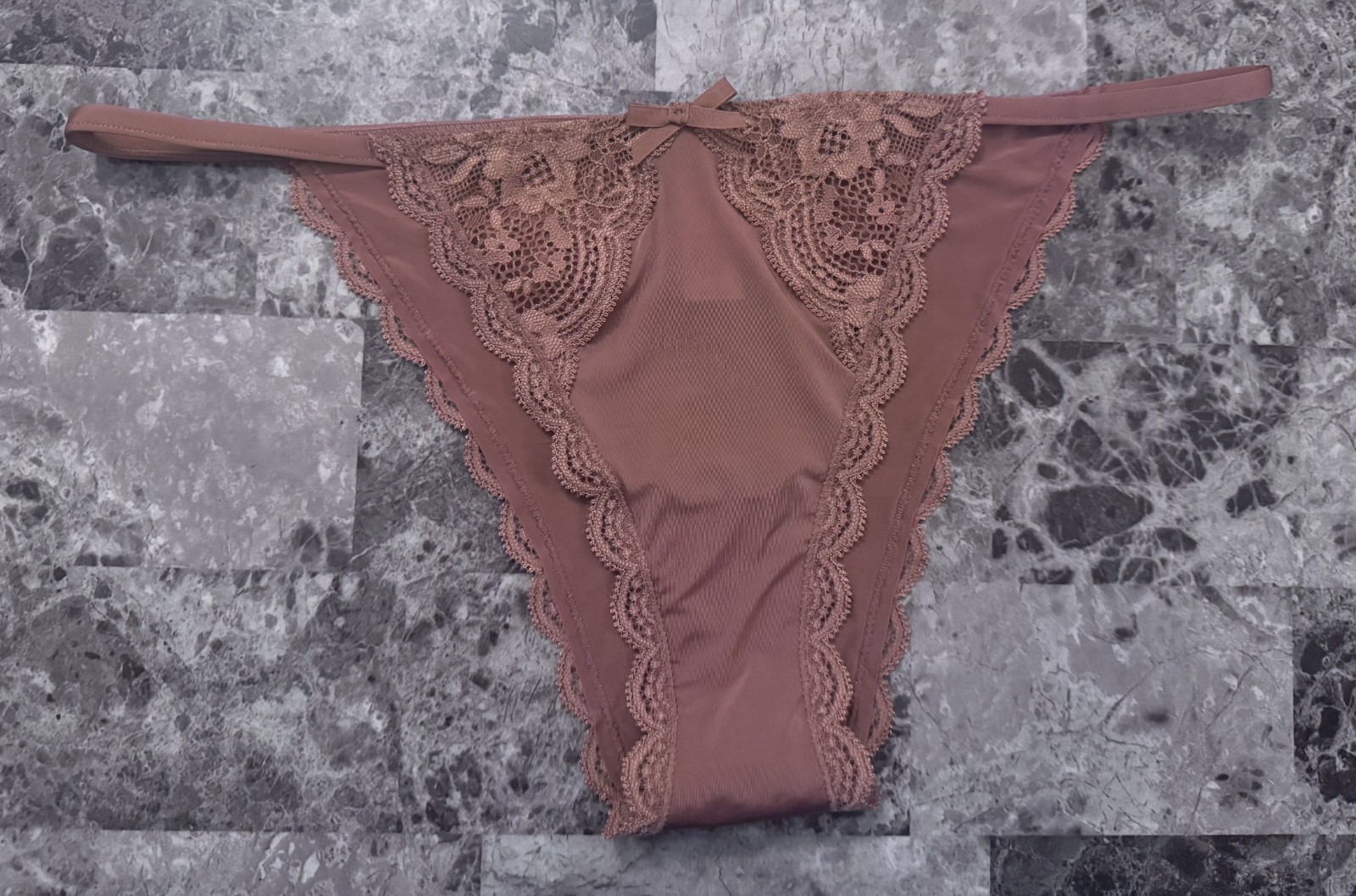 VICTORIA’S SECRET DREAM ANGELS L DARK MAUVE SMOOTH LACE RARE ITSY CHEEKY PANTIES