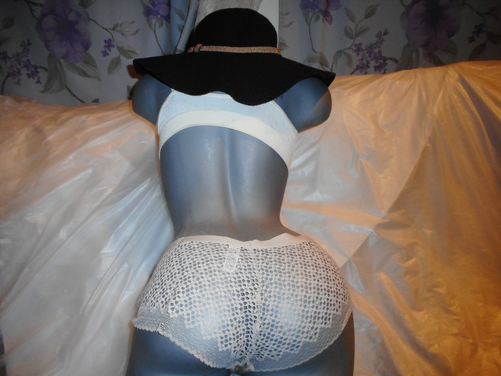 D.K.N.Y Sheer Lace Vanity Hipster Panty Size EXTRA LARGE WITH STRAP