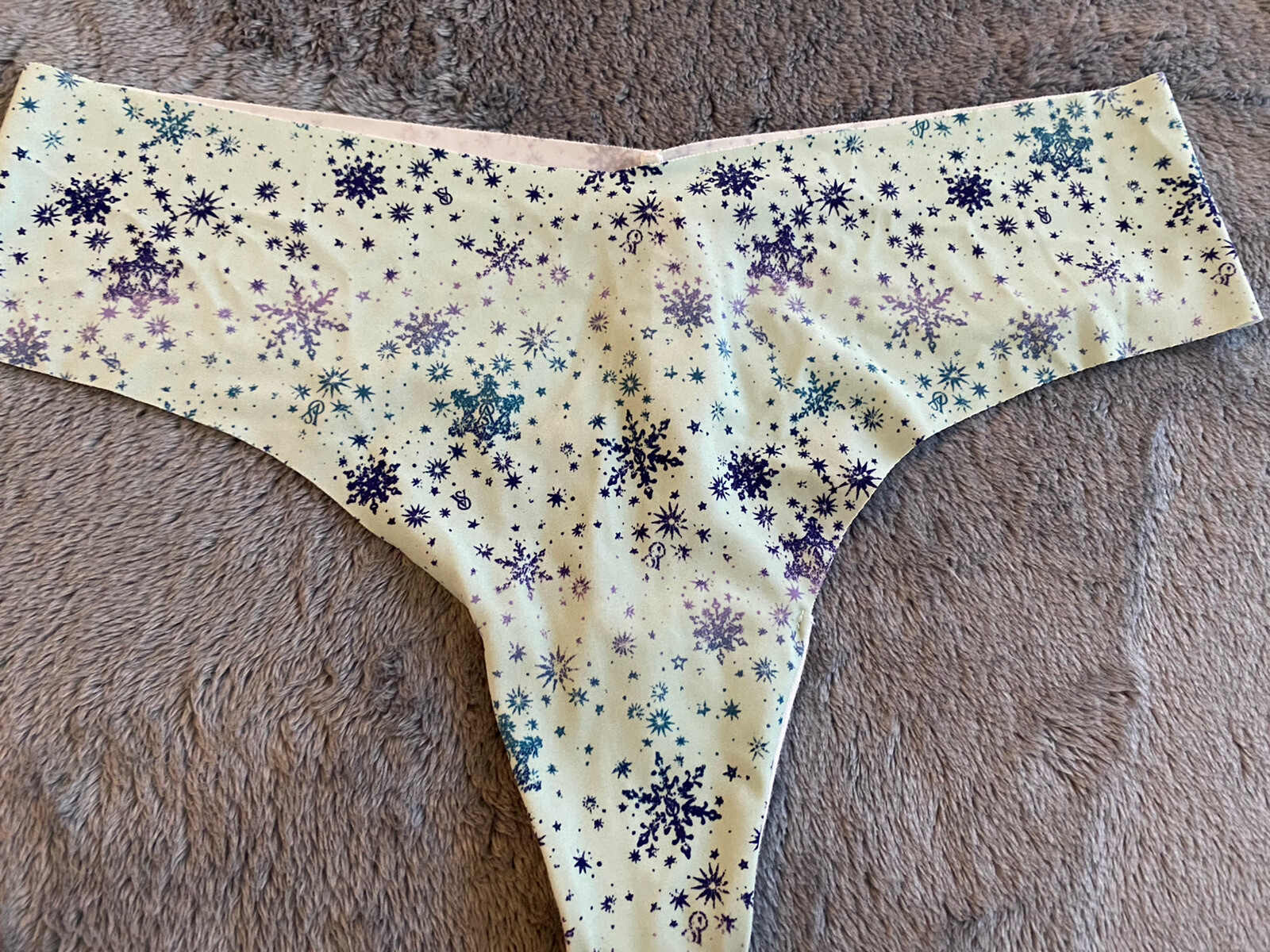 *Victoria’s Secret. Large. Thong. Light Blue. Snowflake. NWT