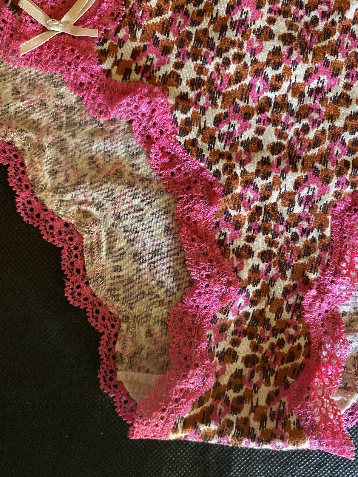 VICTORIA’S SECRET 2009 Size M Brown Pink KISS Lace Trim RARE Hipster Panties