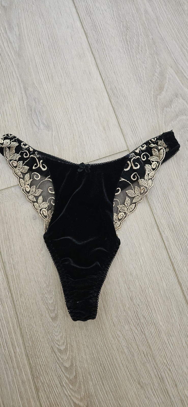 NWOT Vintage Delicates Black Velvet & Gold Lace Thong – B – Size MEDIUM