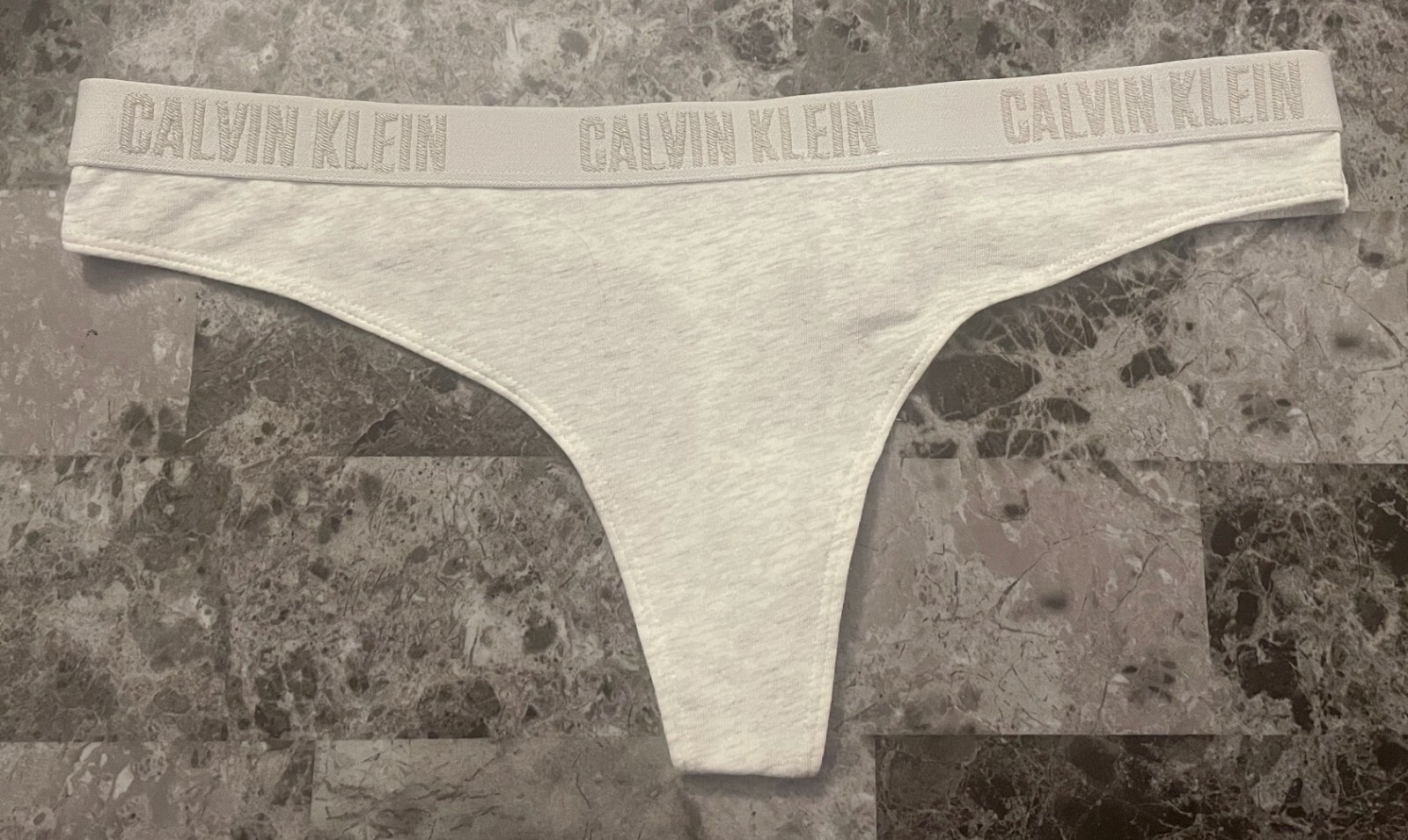 NWOT CALVIN KLEIN M LIGHT GRAY EMBROIDERED THICK LOGO WAISTBAND THONG PANTIES