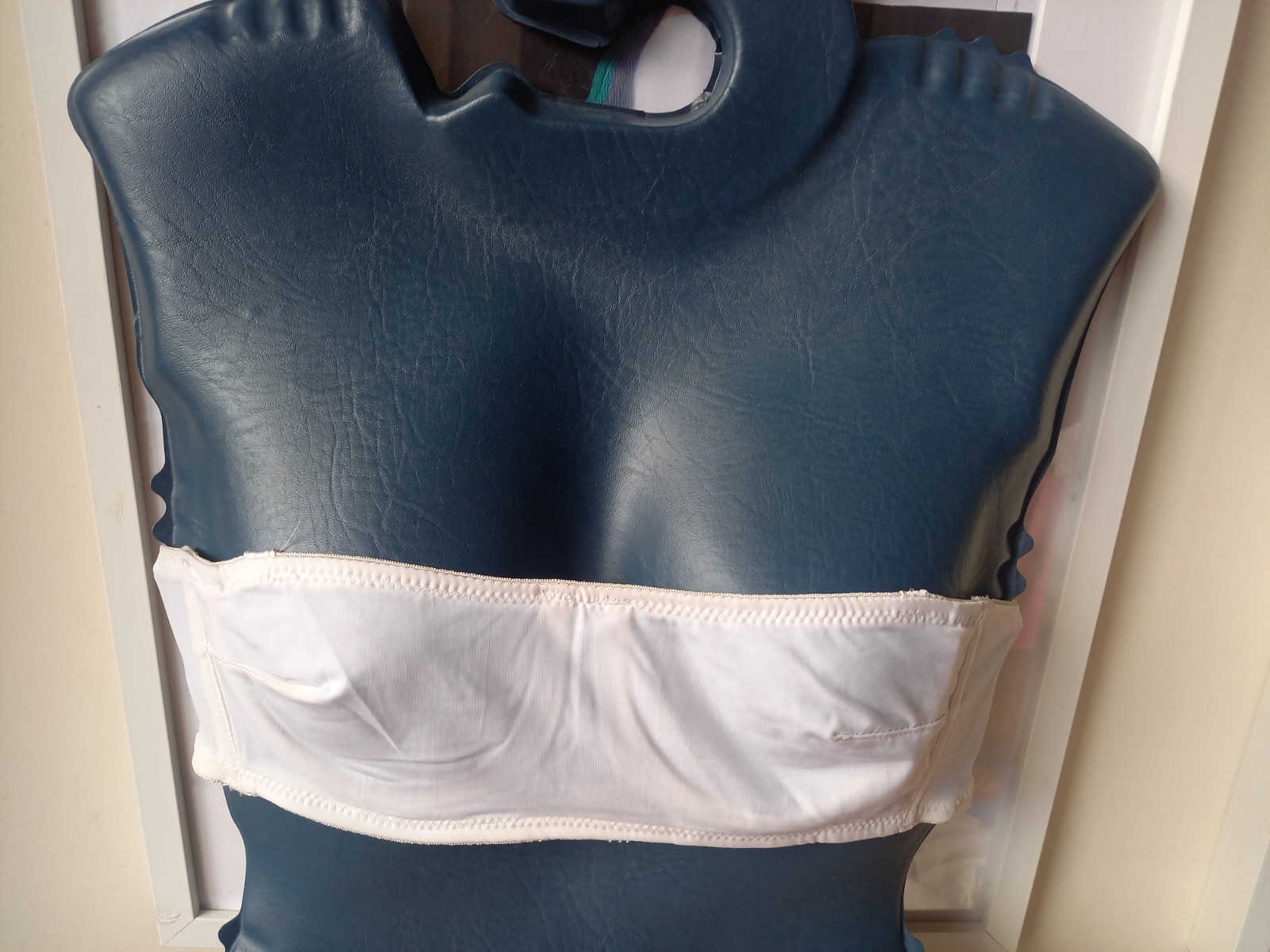 White Stretchy Seamless Detachable Straps  Strapless Underwired Bra 36B NEW