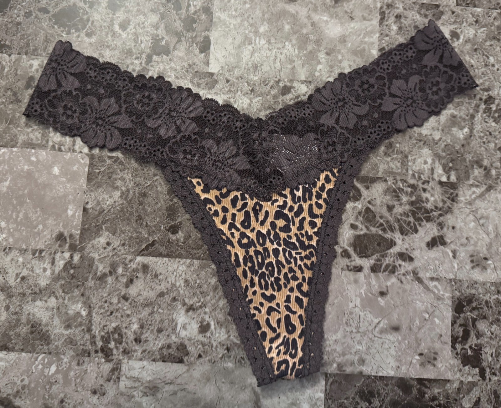 NWT VICTORIA’S SECRET PINK M BEIGE GRAY LEOPARD RIBBED KNIT LACE THONG PANTIES