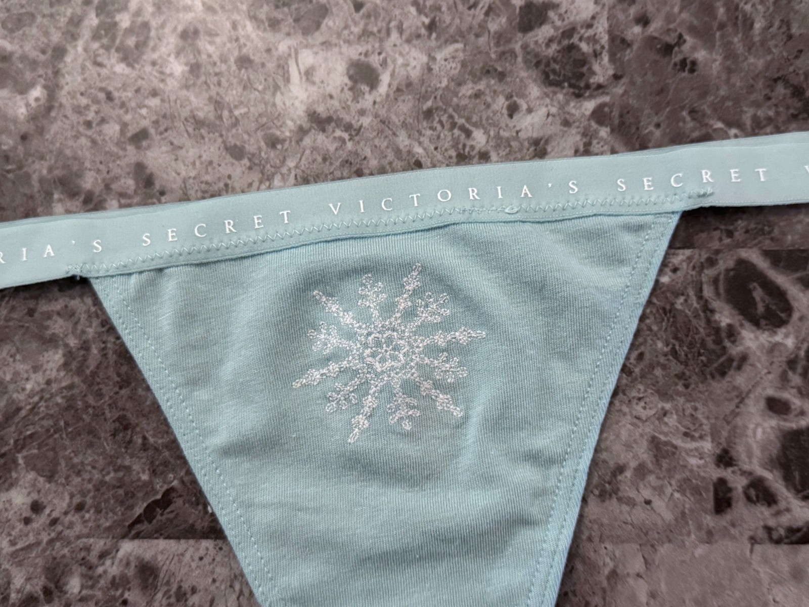 NWT VICTORIA’S SECRET BLUE WHITE SNOWFLAKE LIGHTWEIGHT BAND V STRING PANTIES