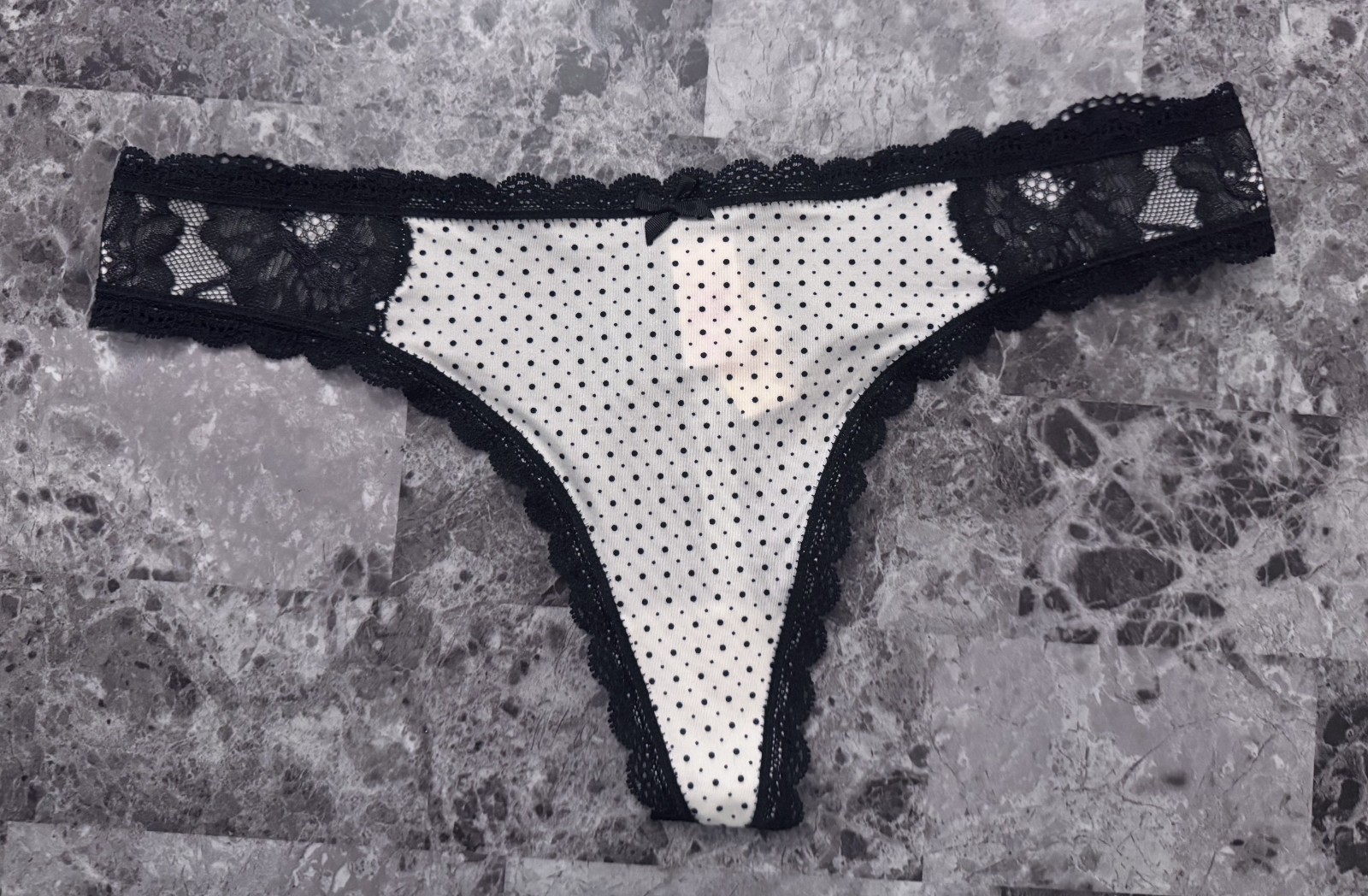 NWT BODY BY VICTORIA’S SECRET M BLACK POLKA DOT SMOOTH LACE RARE THONG PANTIES