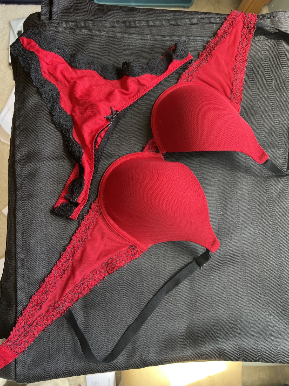 maidenform Underwire bra and thong panties Size 38C And Size 8 Panty