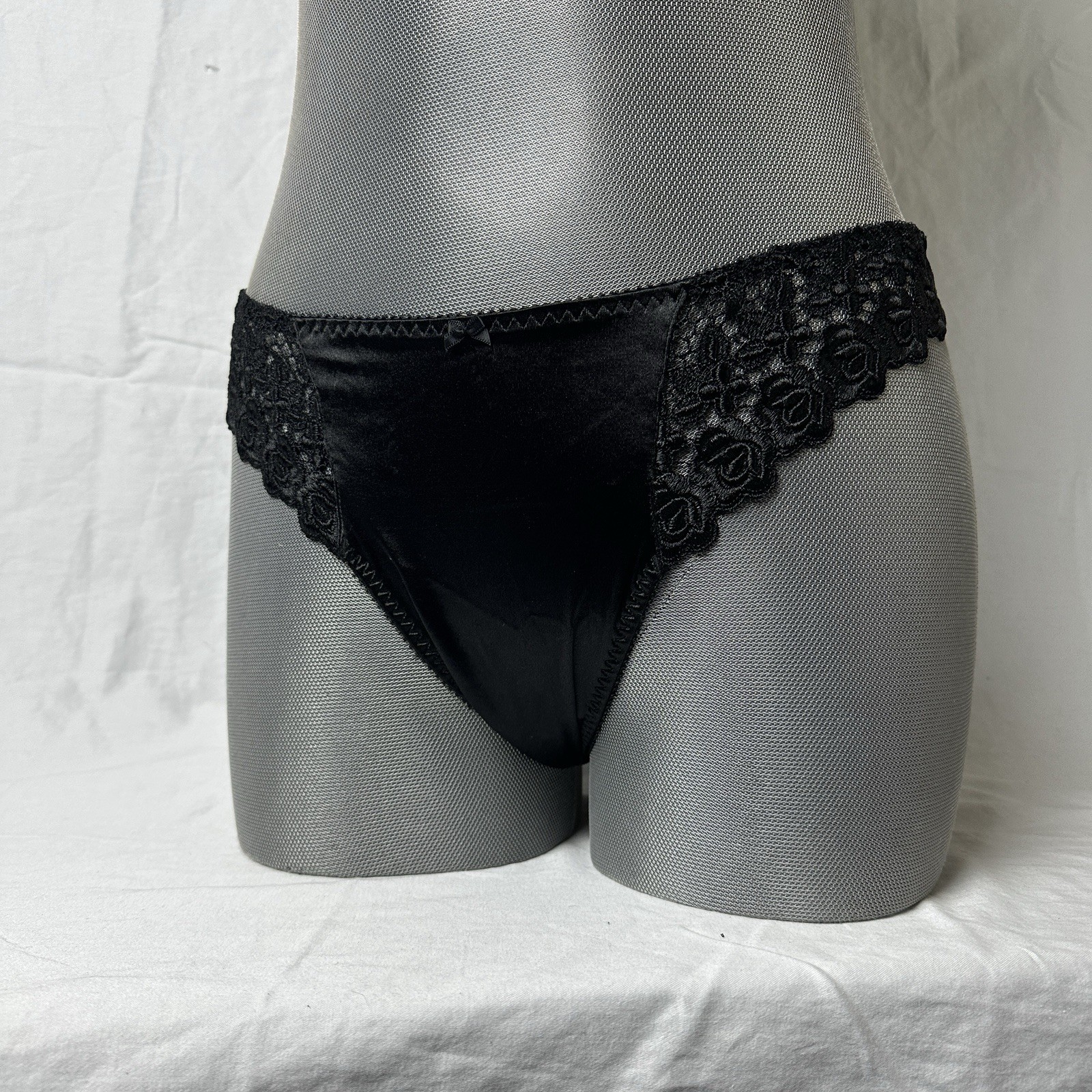 New Y2K Victoria’s Secret Satin Thong Black Lace Roses Sz M Panties NWOT