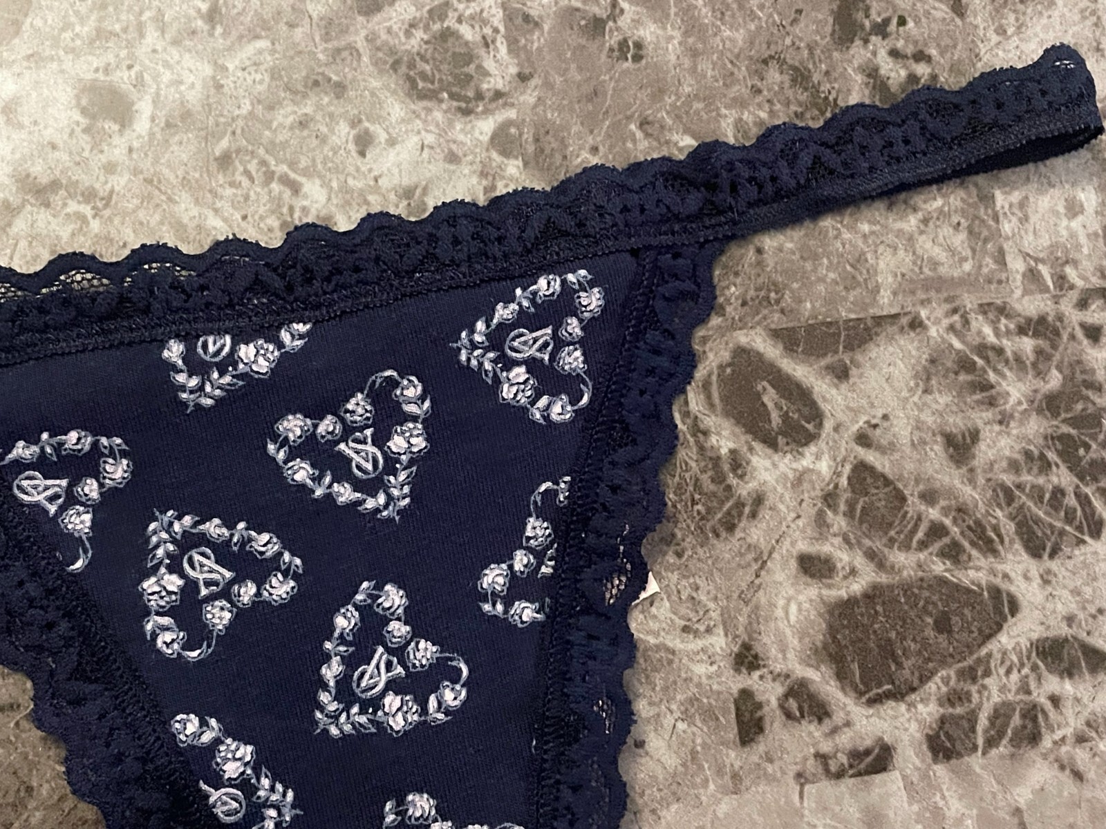 NWT VICTORIA’S SECRET NAVY BLUE ROSE FLORAL HEART LACE V STRING THONG PANTIES