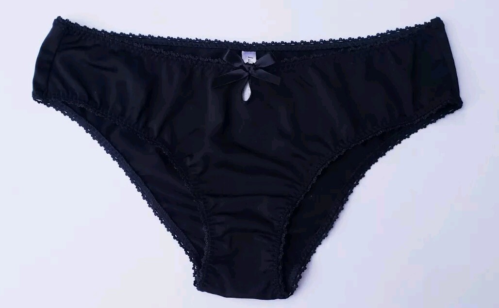 Victoria’s Secret I do I’m the Bride Rhinestone Heart Black Panty Sz Medium NEW