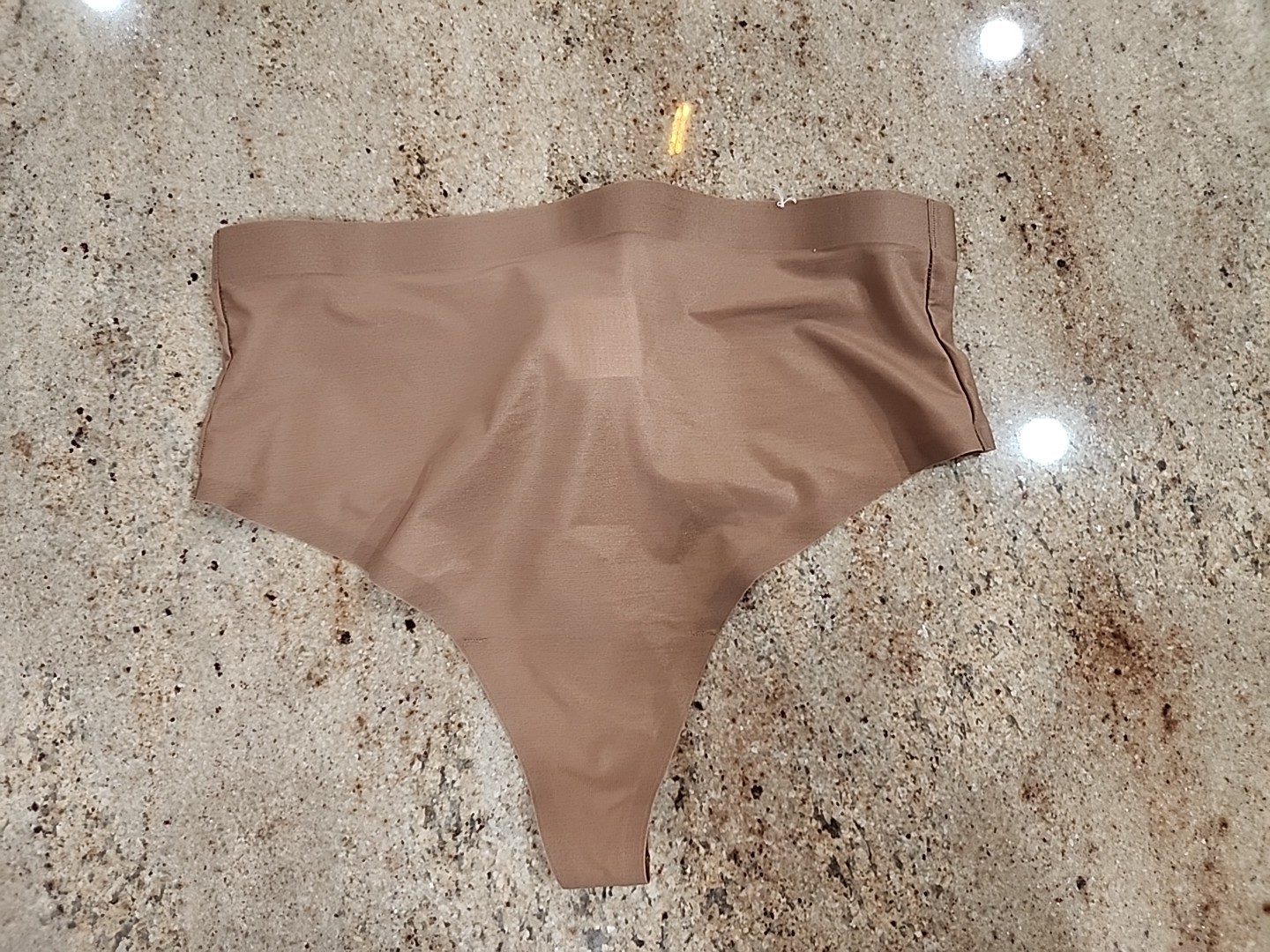 New Women’s SPANX 40130r Cafe Au Lait Sheer Control Thong Panty Size XS