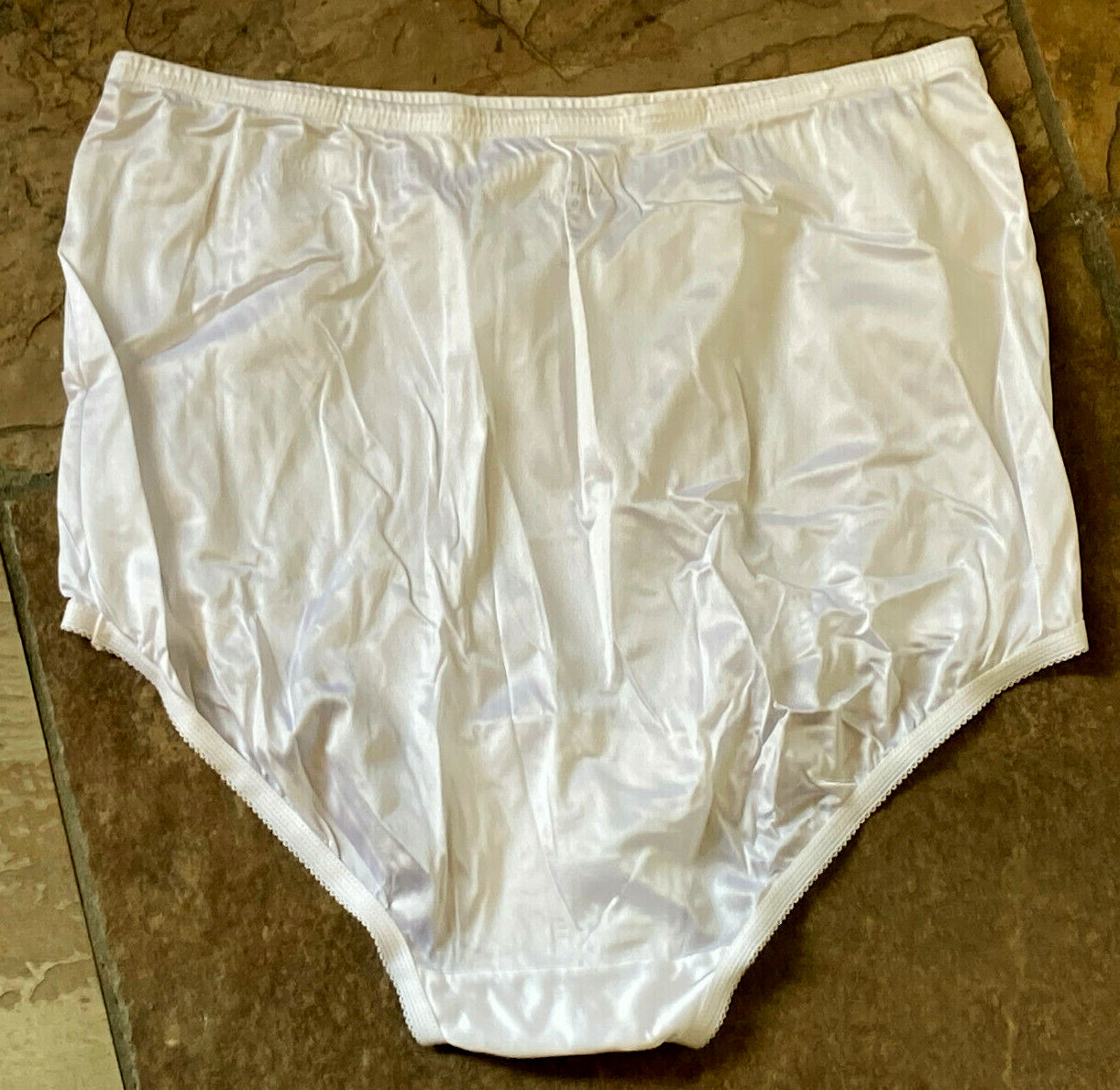 Vanity Fair 6/M Snow WHITE Silky Perfectly Yours Ravissant Nylon Brief #15712