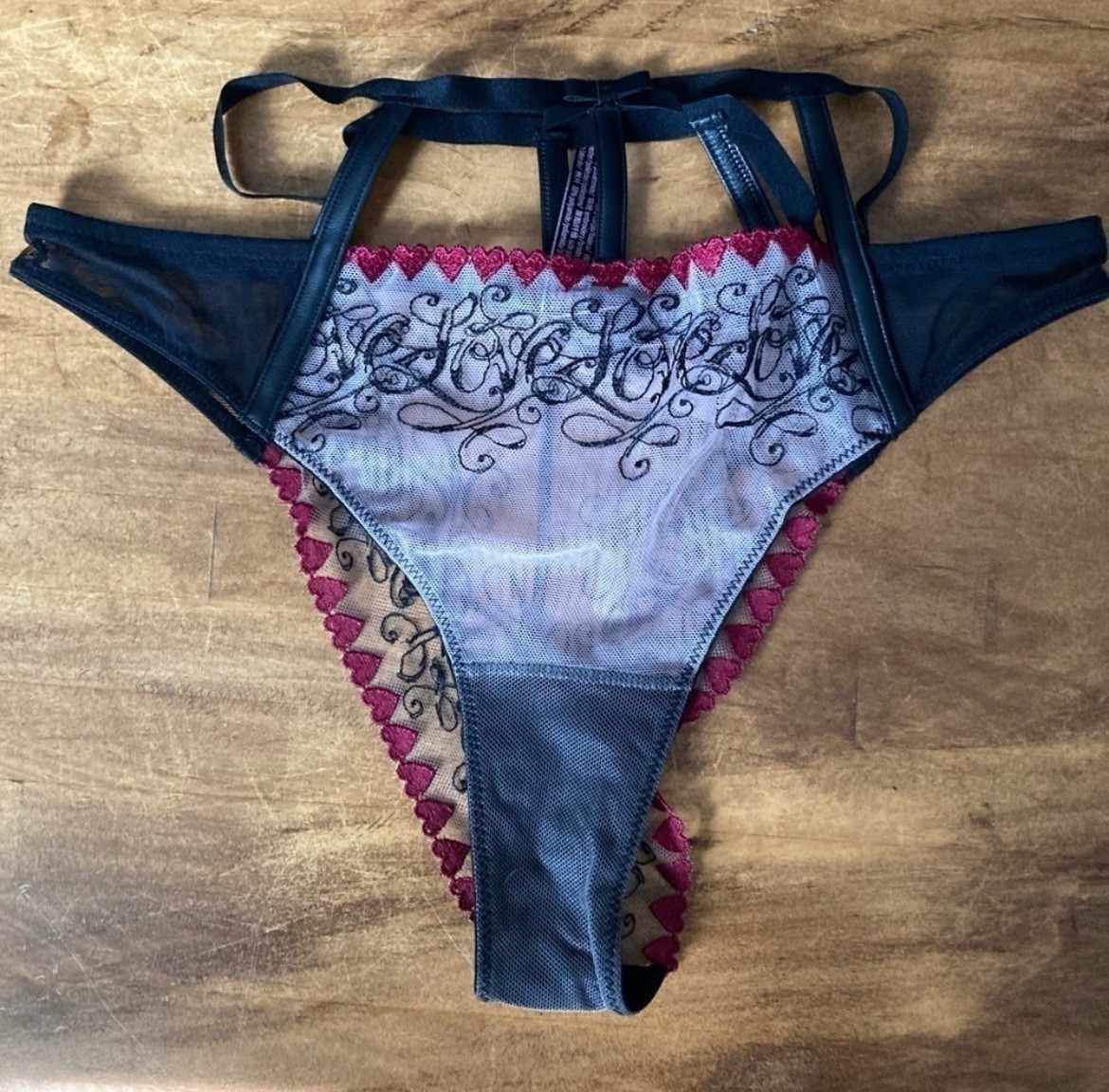 VICTORIA’S SECRET VERY SEXY LOVE LETTERS EMBROIDERY STRAPPY PANTY MEDIUM