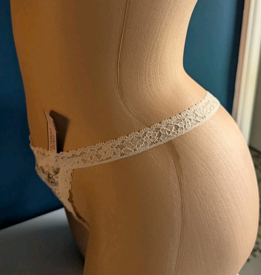 NWT Vintage Victoria’s Secret Sz M V String Thong Panties Floral Lace 2021 NEW