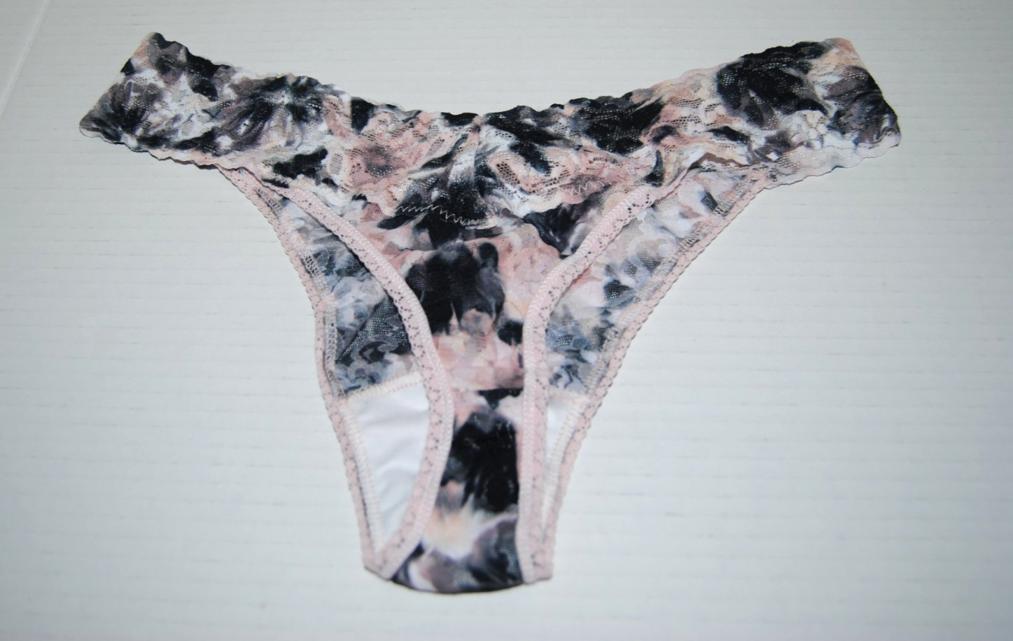 HANKY PANKY SIGNATURE LACE ORIGINAL RISE THONG SET OF 6 ASSORTED COLORS ONE SIZE