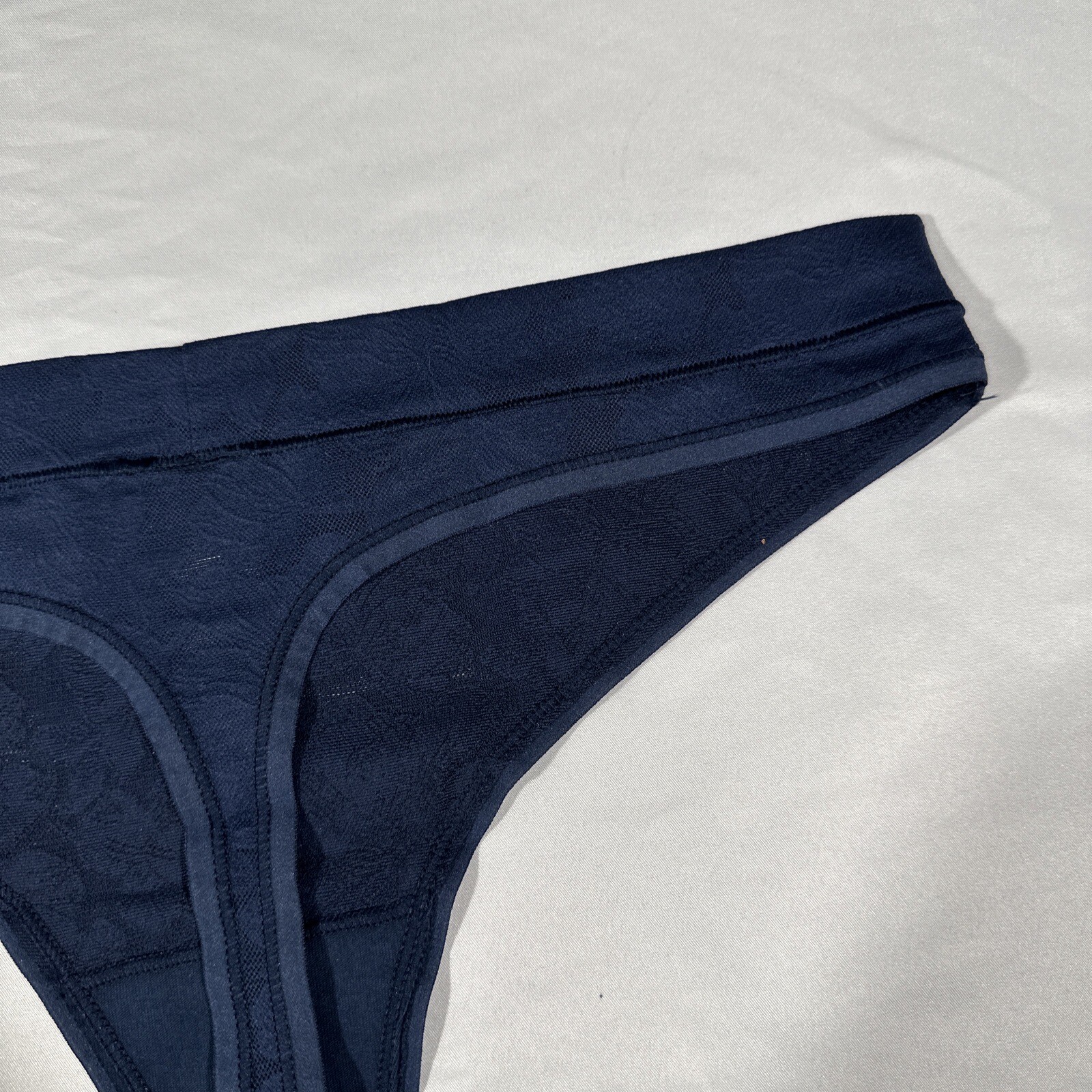 NEW $22 Tommy John [ Women Medium ] Lace Second Skin Thong in Dress Blues #T1737