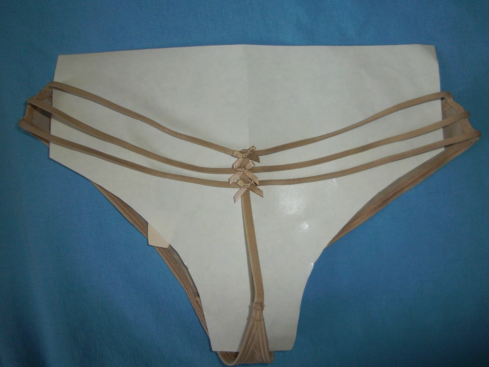 NWT VICTORIA’S SECRET V-String Thongs Nude 3-String Back Bows PANTIES S/P