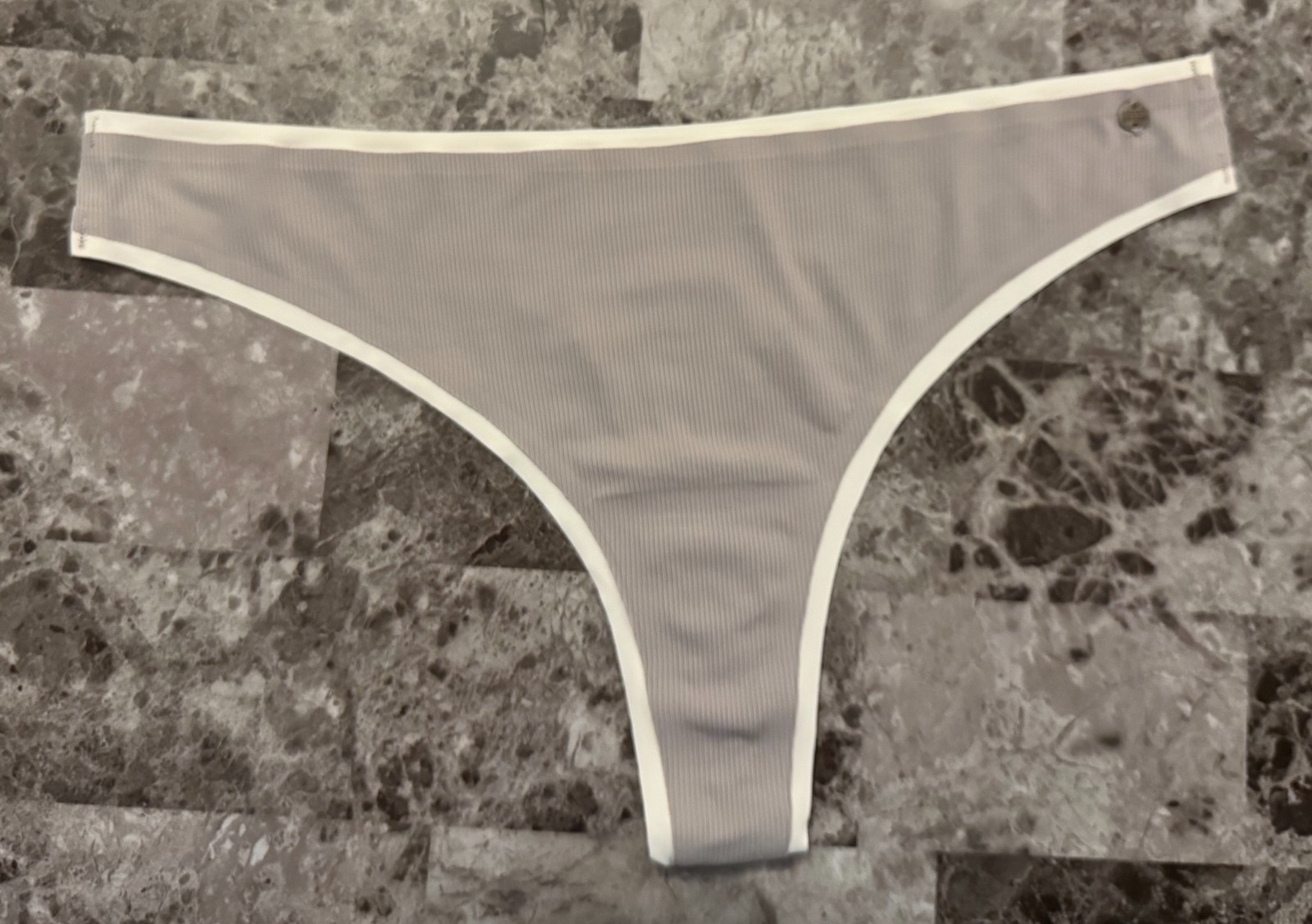 NWOT LUCKY BRAND LARGE LIGHT GRAY RIBBED WHITE RAW EDGE NO SHOW THONG PANTIES