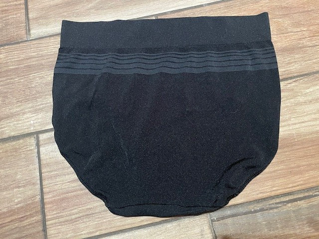 NWOT Warners Medium No Pinching No Problem Dig-Free Brief RS1501P Black